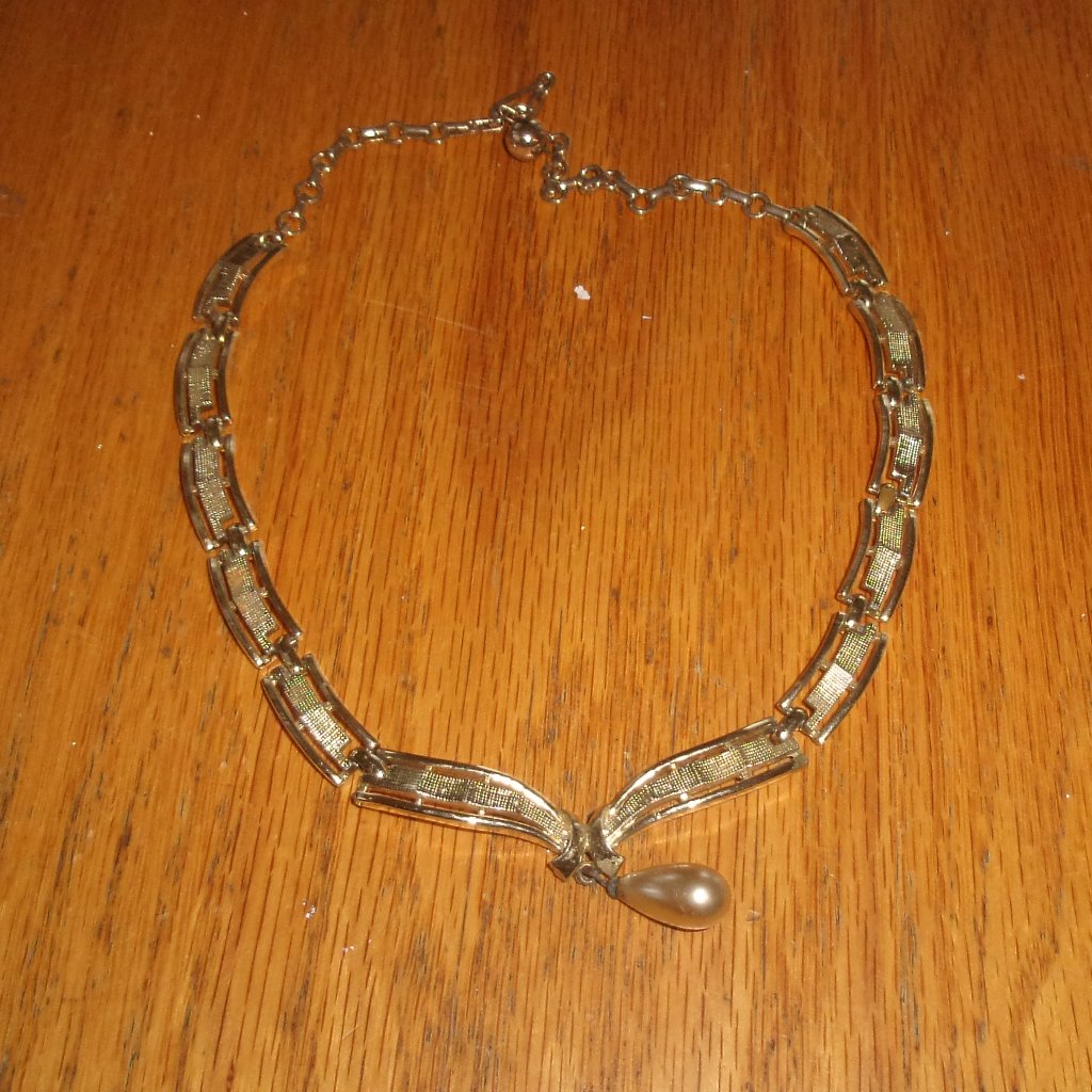 Necklace Choker Gold Tone Teardop Pearl Dangle